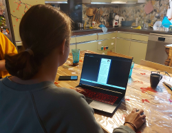 Image d'une jeune fille essayant un prototype sur Figma