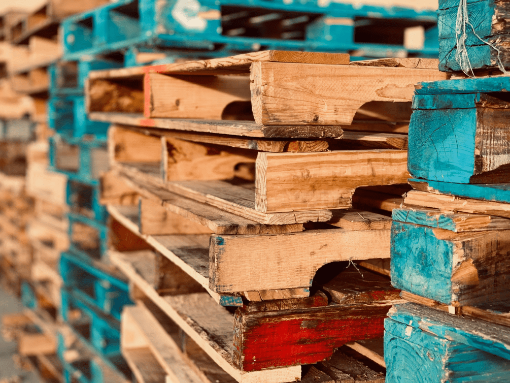 Image de bois de palettes entassées dans un hangar